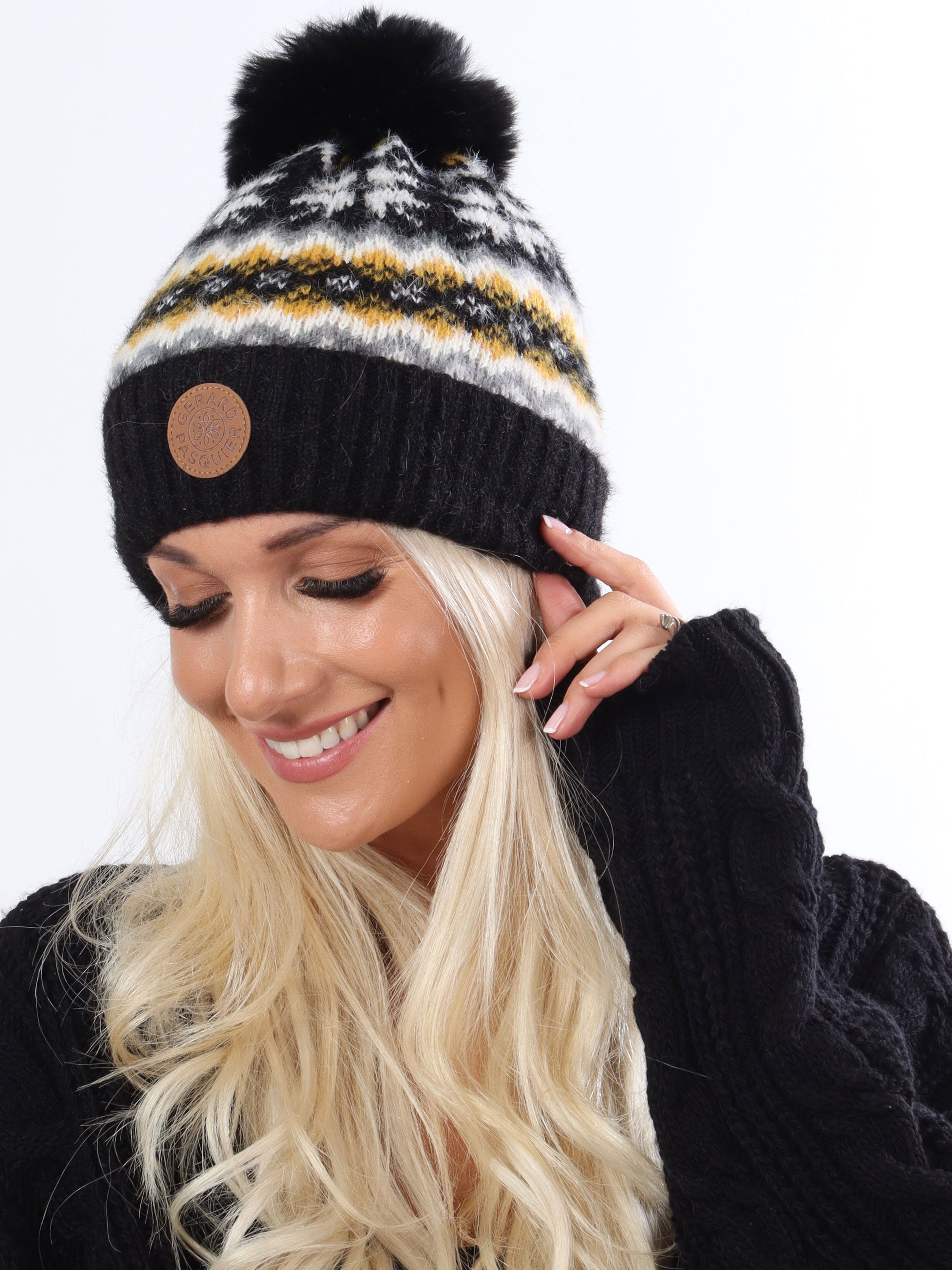 Lina - Blød hue med mønster og pompon